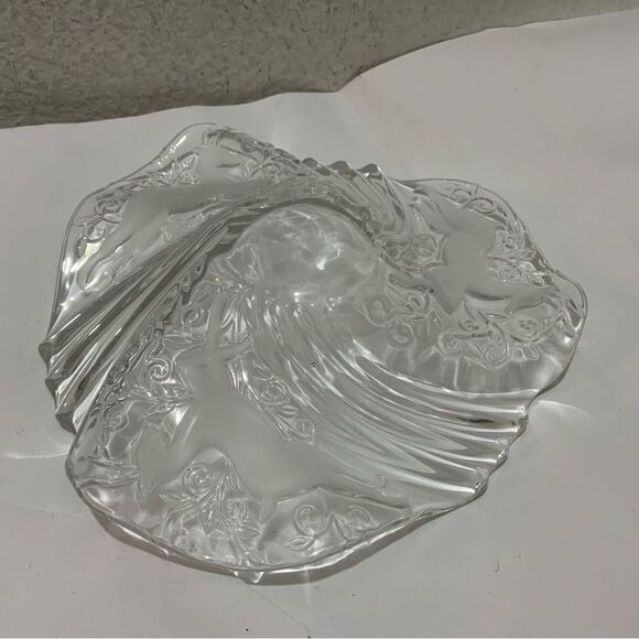 MIKASA CHRISTMAS MEDLEY FROSTED/CLEAR CRYSTAL BON BON/CANDY PLATE/DISH. 9”X 2”G9 - Picture 5 of 10